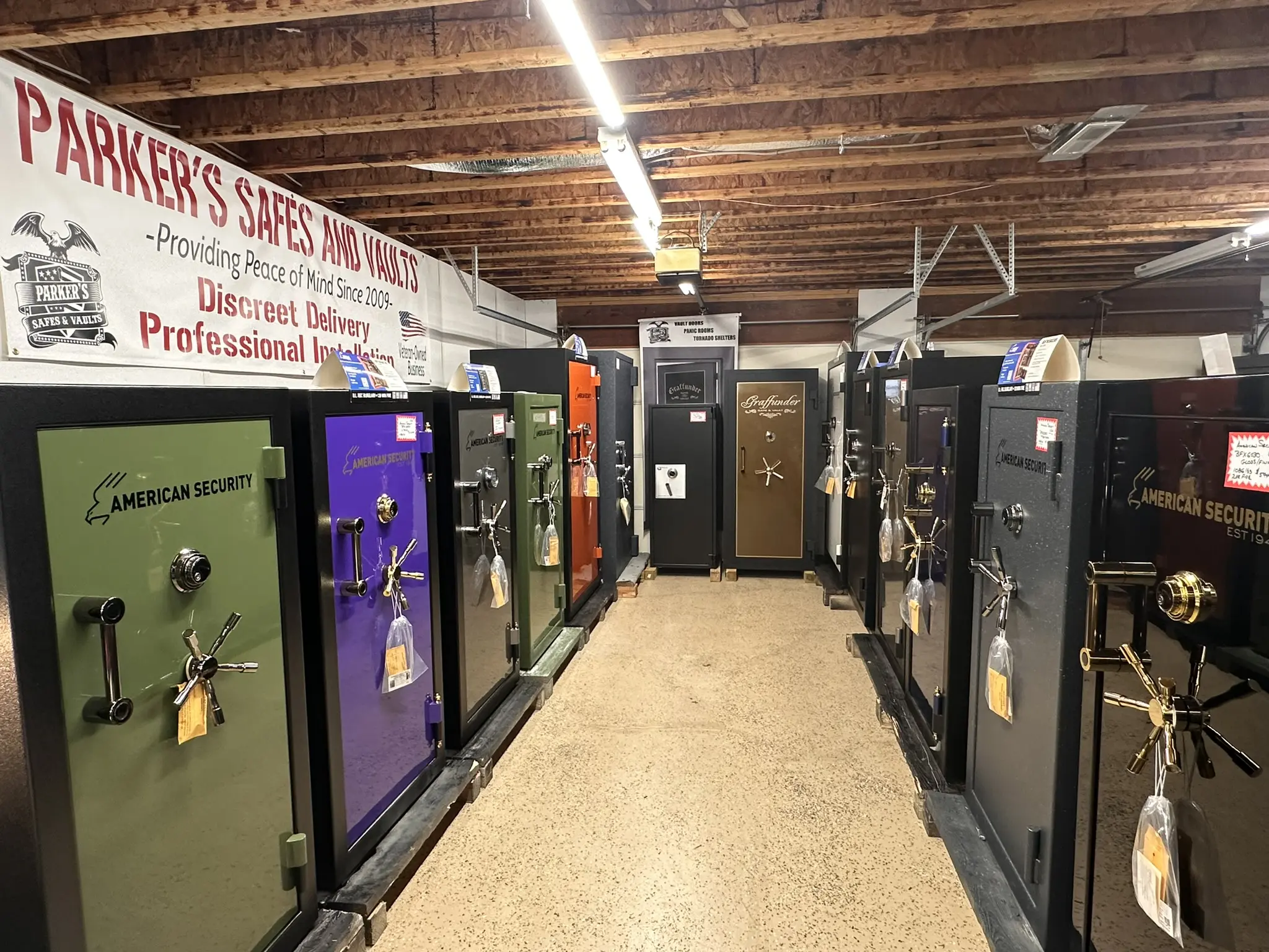 A room filled with lots of different types of safe.